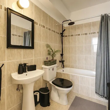 Olive Retreat - 1 Bdr - Pool, Balcony, Parking *